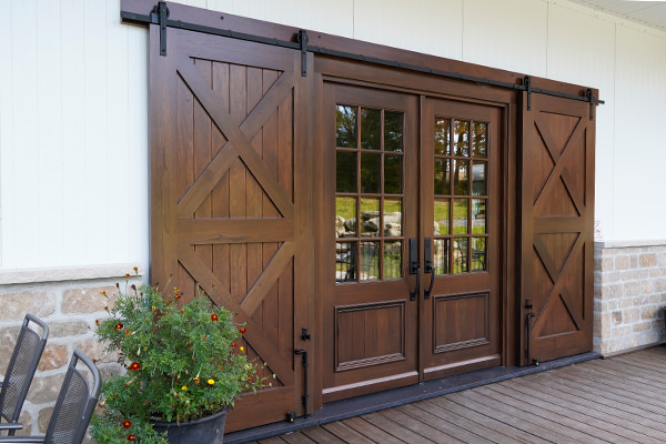 Du classique réinventé - Portes en bois avec des panneaux coulissants en bois de chaque côté